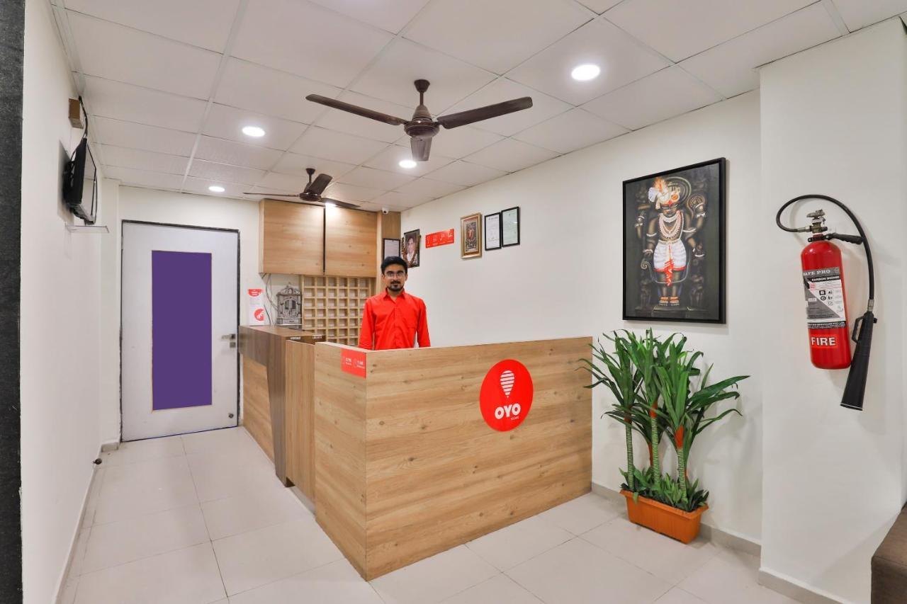 Oyo 16675 Hotel Shri Krishna Inn Surat Exterior foto